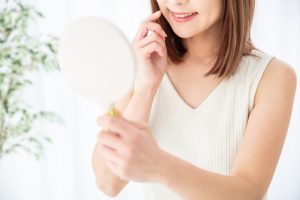 綺麗な歯を鏡で見ている